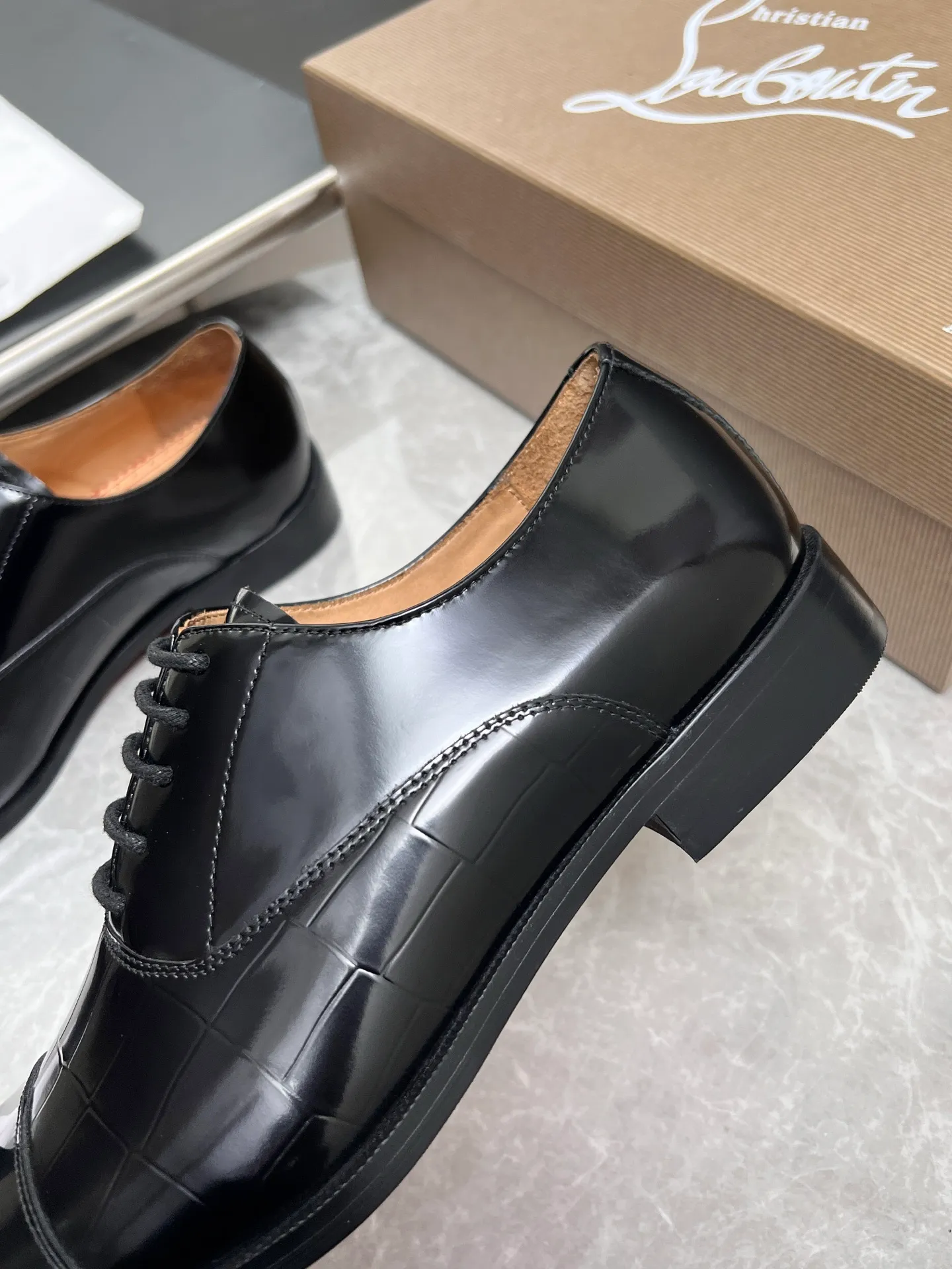 [CL red sole] Top P: 900💰 Number of yards: 39~44 (38.4546. Customized, non-refundable) CL new men's formal shoes Loaf leather shoes Christia* Loubouti* red sole shoes The red sole is luxurious and elegant, reshaping the style boundary of casual formal wear. It is extremely innovative in material selection, and creates a rich visual and tactile experience through the collision of different materials! Made of top-grade calfskin/glossy patent leather/spliced ​​technical fabric in contrasting colors. The upper is stitched by hand with fine and even stitching. It is based on the square-toe loafer shoe shape, with neat and elegant lines, which fits the toughness of men's wear. The upper is embellished with metal rivets, injecting individual details into classic loafers, breaking the mediocrity of casual shoes, and giving a concrete expression of "low-key luxury". From the original color/red cowhide lining inside the shoe to the instantly recognizable red sole, the "red sole" is not only the brand's visual identity, but also a "luxury codeword" when walking. The red sole exposed inadvertently conveys taste and identity instantly. From the innovative splicing of materials, to the personalized fusion of design, to the ingenious inheritance of craftsmanship, the Christian Louboutin men's loafer series is not only a pair of casual shoes, but also a "yuppie style" dressing weapon for men. Whether it is a casual business meeting or a casual look for daily travel, it can help you become a unique and stylish man in every occasion with its "red Loaf" attitude.